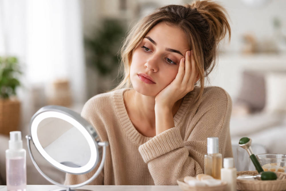 Waarom je gezicht soms “moe” oogt terwijl je je prima voelt